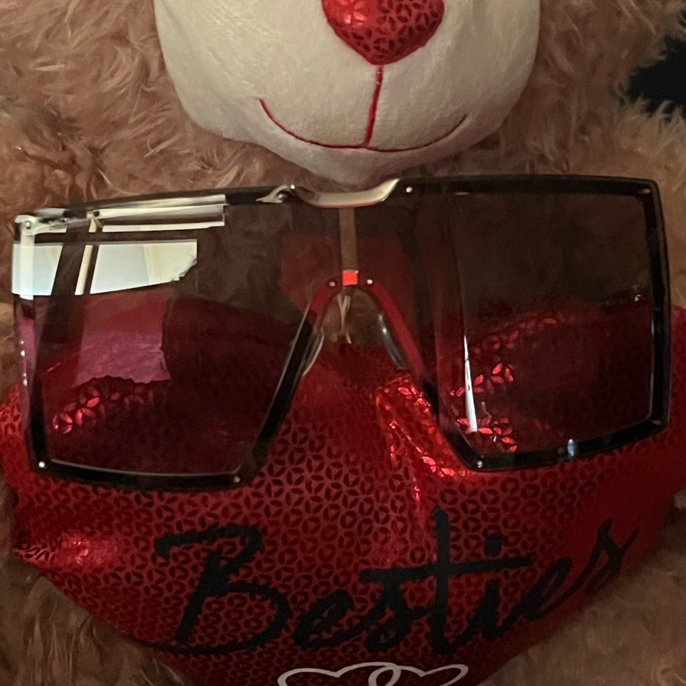 Stylish Oversized Sunglasses - image 1